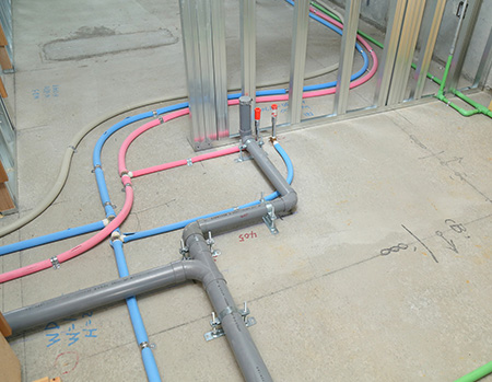 入り組んだ配線・配管の交換も可能